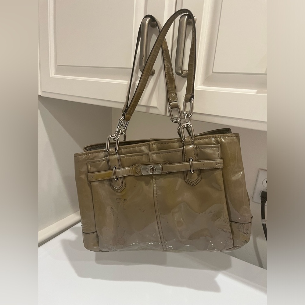 COACH BAG PATTENT LEATHER GREEN OLIVE PURPLE INSIDE